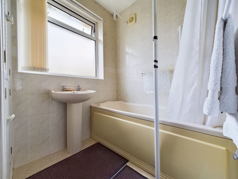 3 bed house for sale in Oak Road  - Property Image 8
