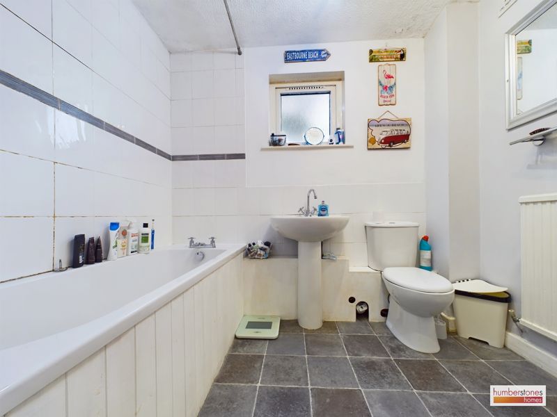 1 bed flat for sale in 2 Meadow Close 8