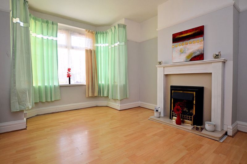 4 bed house for sale in Woodgreen Road  - Property Image 2