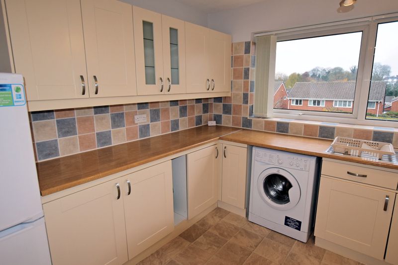 2 bed flat to rent in Stour Close 4