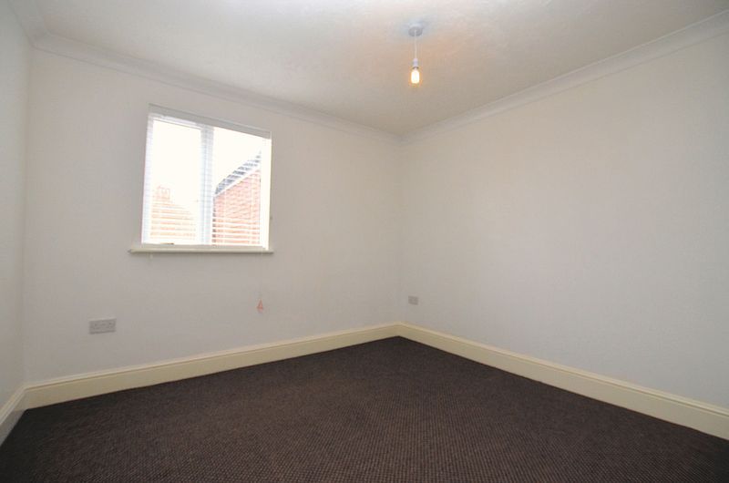 2 bed flat to rent in St Marys Road 6