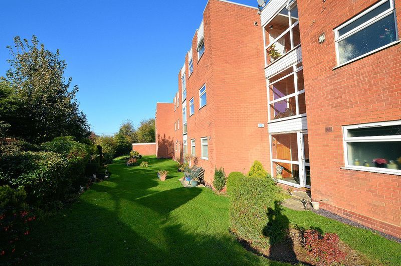 2 bed flat to rent in Harden Manor Court 7