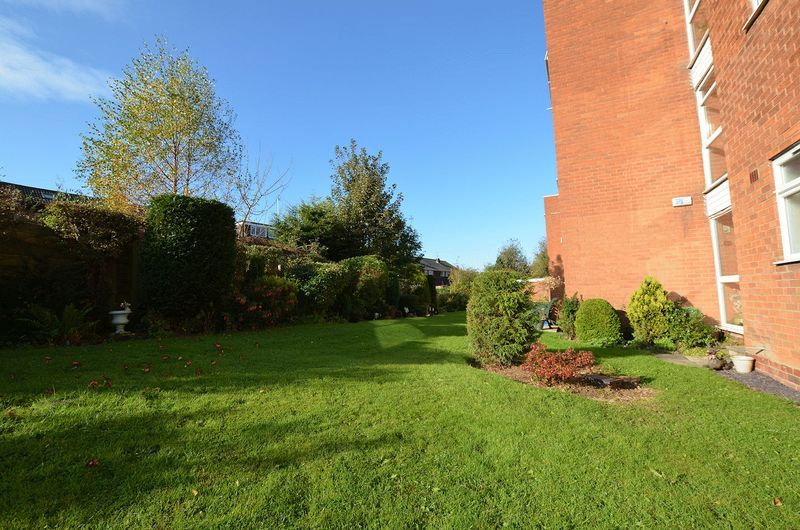 2 bed flat to rent in Harden Manor Court 8
