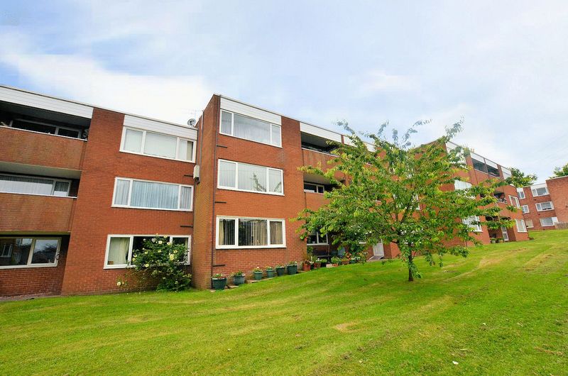 2 bed flat to rent in Binswood Road - Property Image 1