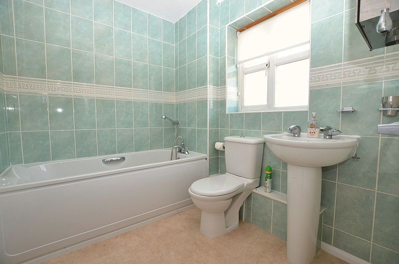 3 bed house to rent in Hurst Green Road 9