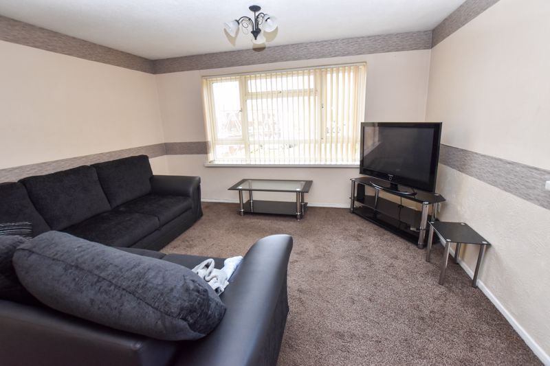 2 bed flat to rent in 14 Clent Way 3