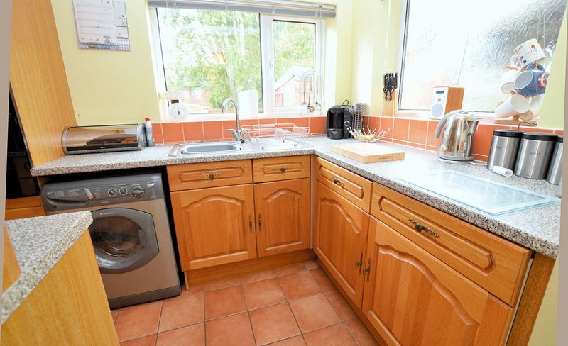 2 bed house to rent in Lower White Road 7