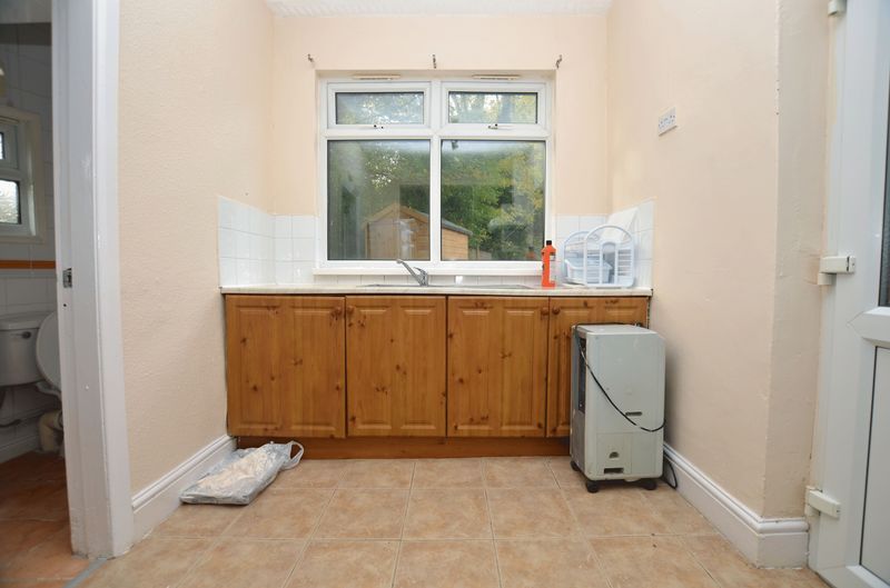 2 bed flat to rent in Stanmore Road 6