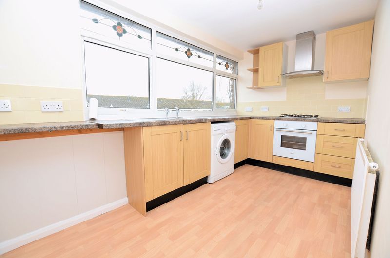 2 bed flat to rent in Monmouth Road 3