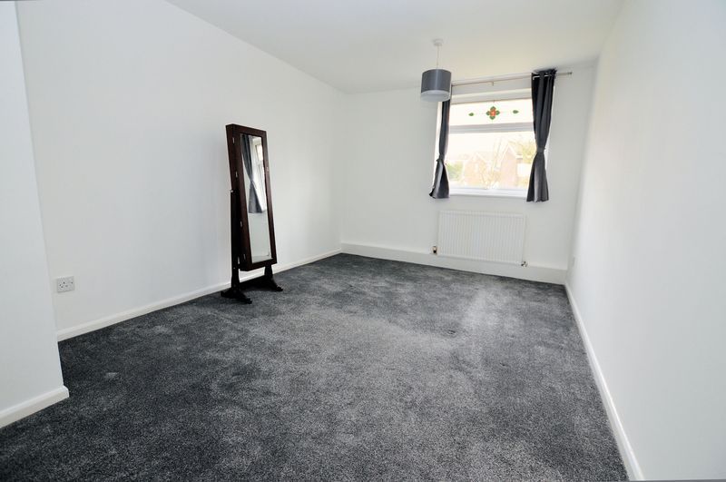 2 bed flat to rent in Monmouth Road 5
