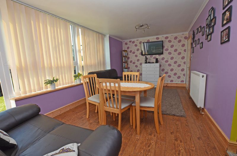 2 bed flat to rent in Simmons Drive 3