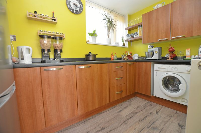 2 bed flat to rent in Simmons Drive 5
