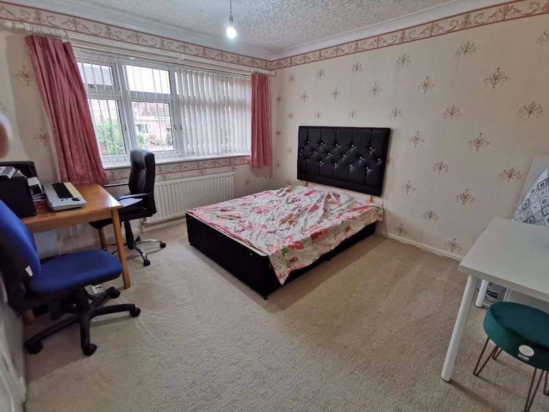 3 bed house for sale in Middlefield Avenue 12