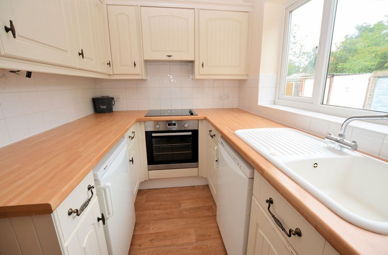2 bed flat for sale in Ventnor Close 8