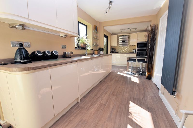 3 bed house for sale in Owens Way 6